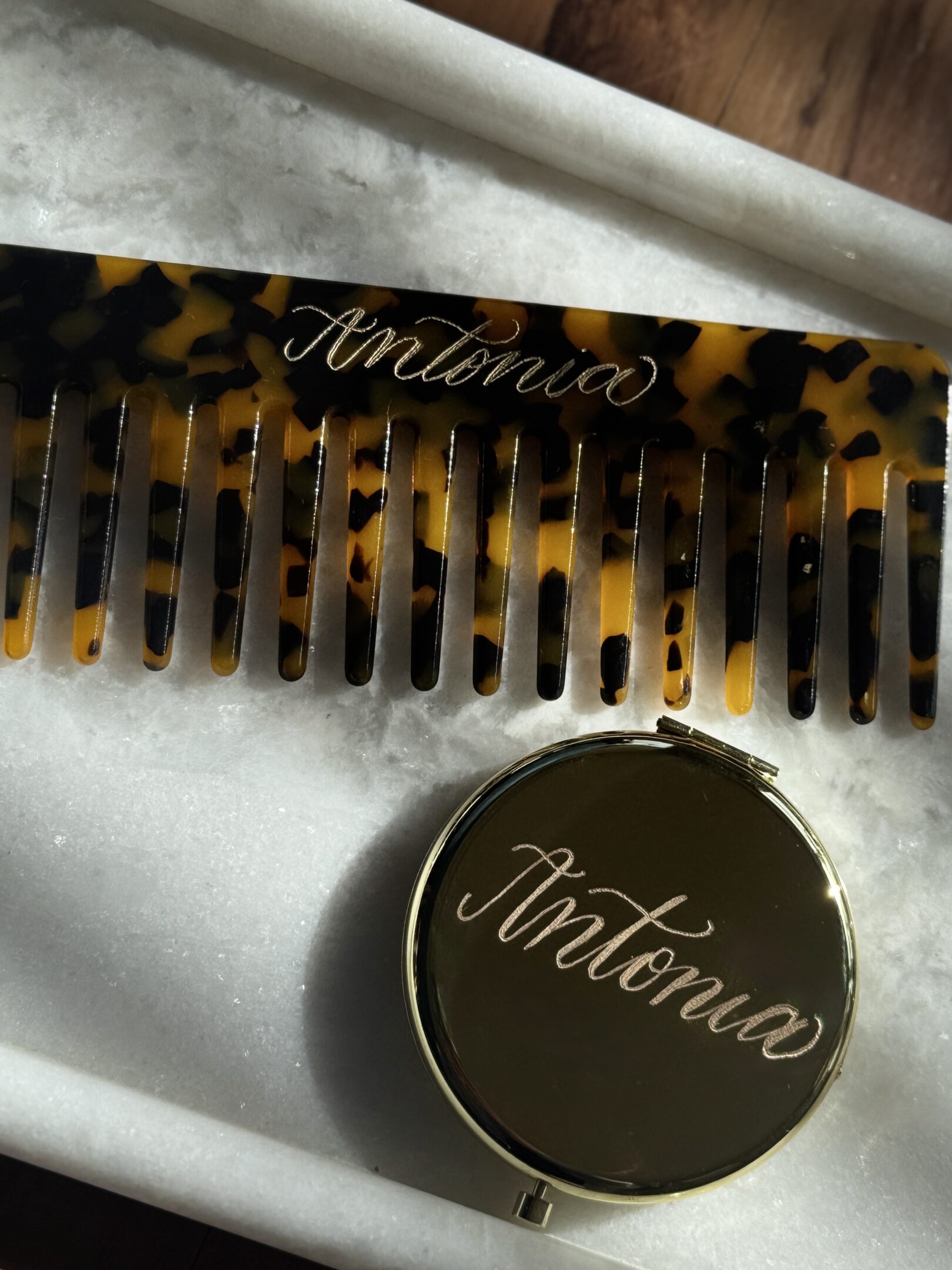 Close-up of a hair comb and a round container labeled 'Intenua'.